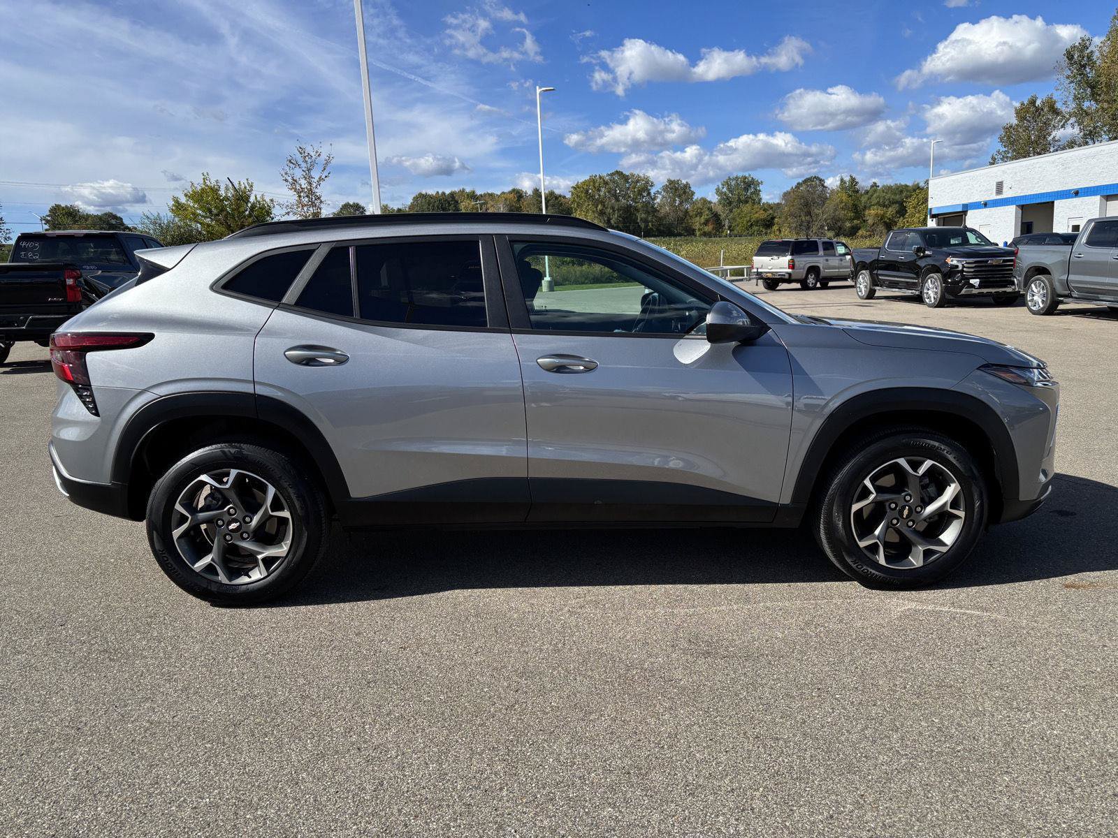 Used 2024 Chevrolet Trax LT w/ Driver Confidence Package FWD image 4