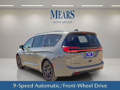 Used 2025 Chrysler Pacifica Limited