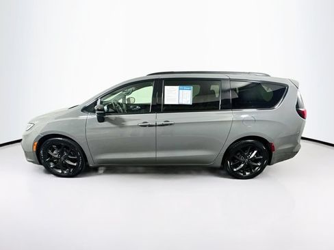 Used 2025 Chrysler Pacifica Limited FWD image 5