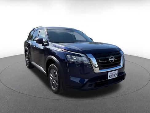 Used 2025 Nissan Pathfinder SV FWD image 3