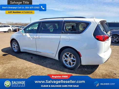 Used 2017 Chrysler Pacifica Touring-L w/ Tire & Wheel Group FWD image 3