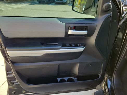 Used 2018 Toyota Tundra Limited w/ Limited Premium Package image 10