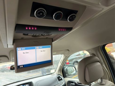 Used 2013 Chrysler Town & Country Touring image 30