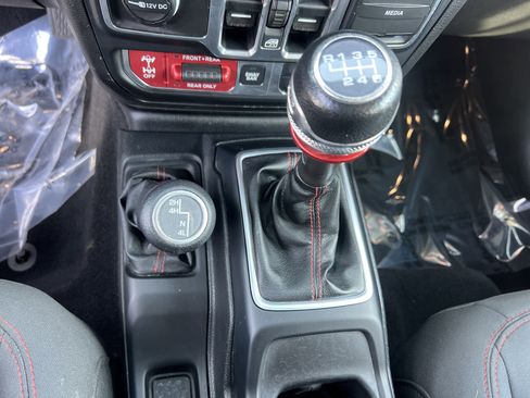 Used 2018 Jeep Wrangler Unlimited Rubicon w/ Steel Bumper Group image 19