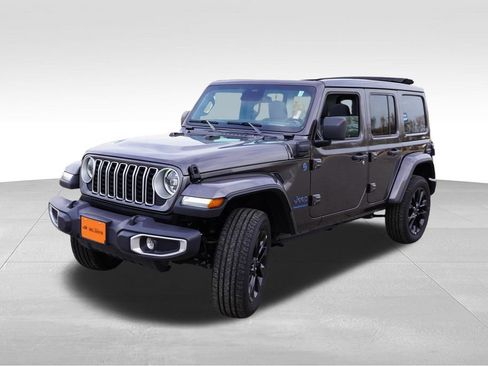 Certified 2025 Jeep Wrangler Unlimited Sahara w/ Safety Group image 12