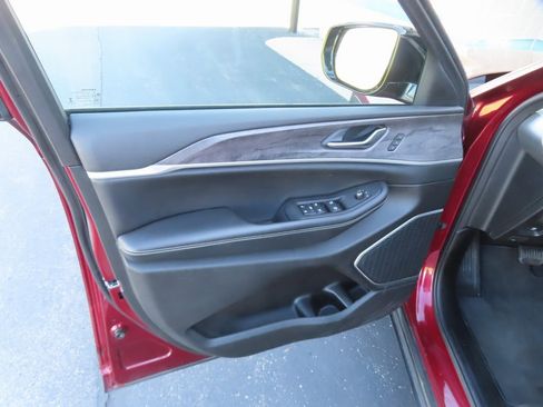 Used 2022 Jeep Grand Cherokee L Limited image 28