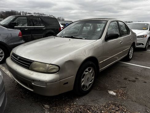 Used 1997 Nissan Altima XE image 2