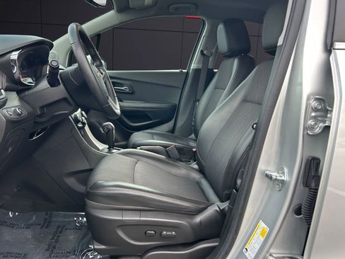 Used 2020 Chevrolet Trax LT w/ LT Convenience Package image 11
