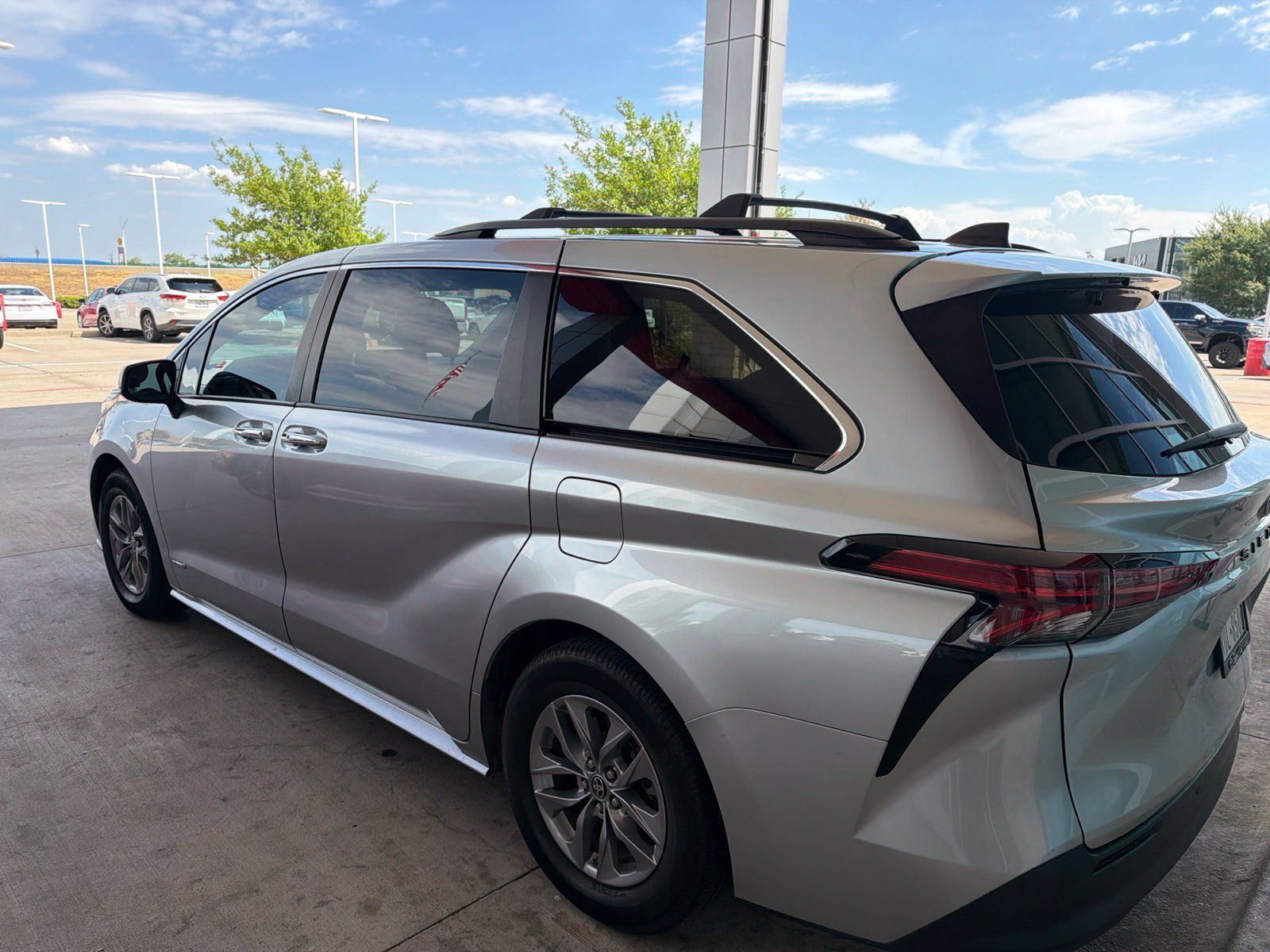 Used 2021 Toyota Sienna XLE FWD image 16