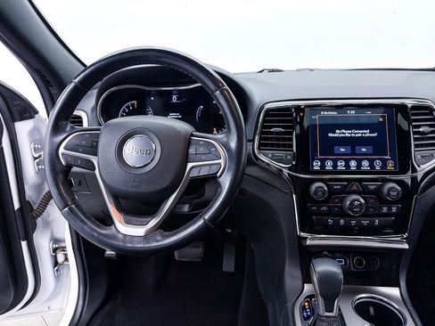Used 2019 Jeep Grand Cherokee Altitude RWD image 3