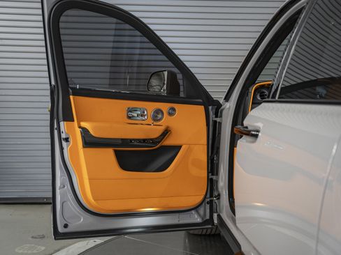 Used 2023 Rolls-Royce Cullinan Black Badge w/ Leather Finishing Pack image 24