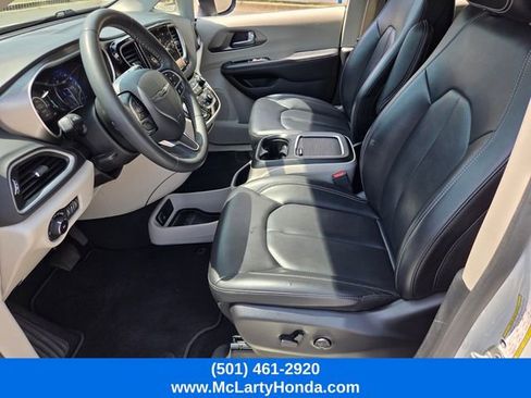 Used 2023 Chrysler Pacifica Touring-L FWD image 9