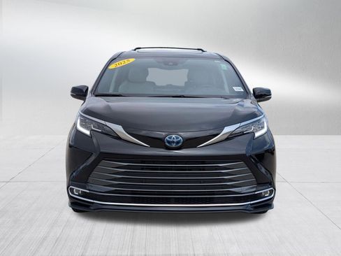 Used 2025 Toyota Sienna Limited AWD/4WD image 9