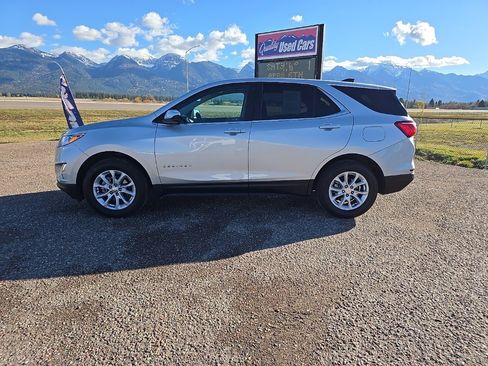 Used 2021 Chevrolet Equinox LT w/ Driver Convenience Package image 4