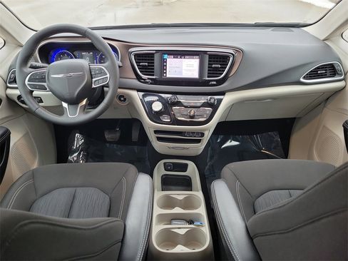 Used 2024 Chrysler Voyager LX image 11