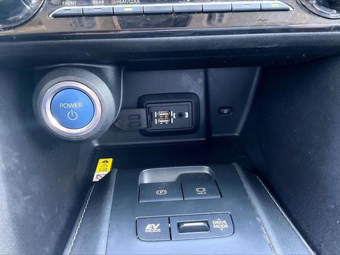 Used 2022 Toyota Venza LE image 18