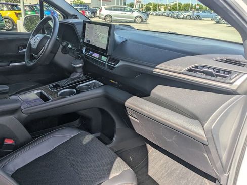Used 2025 Toyota Sienna Platinum FWD image 26