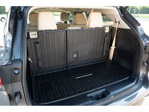 Used 2025 Toyota Highlander XLE FWD image 35