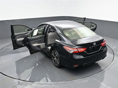 Used 2018 Toyota Camry SE image 24