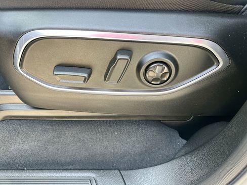 Used 2025 Jeep Wagoneer L Series II w/ Convenience Group I image 12