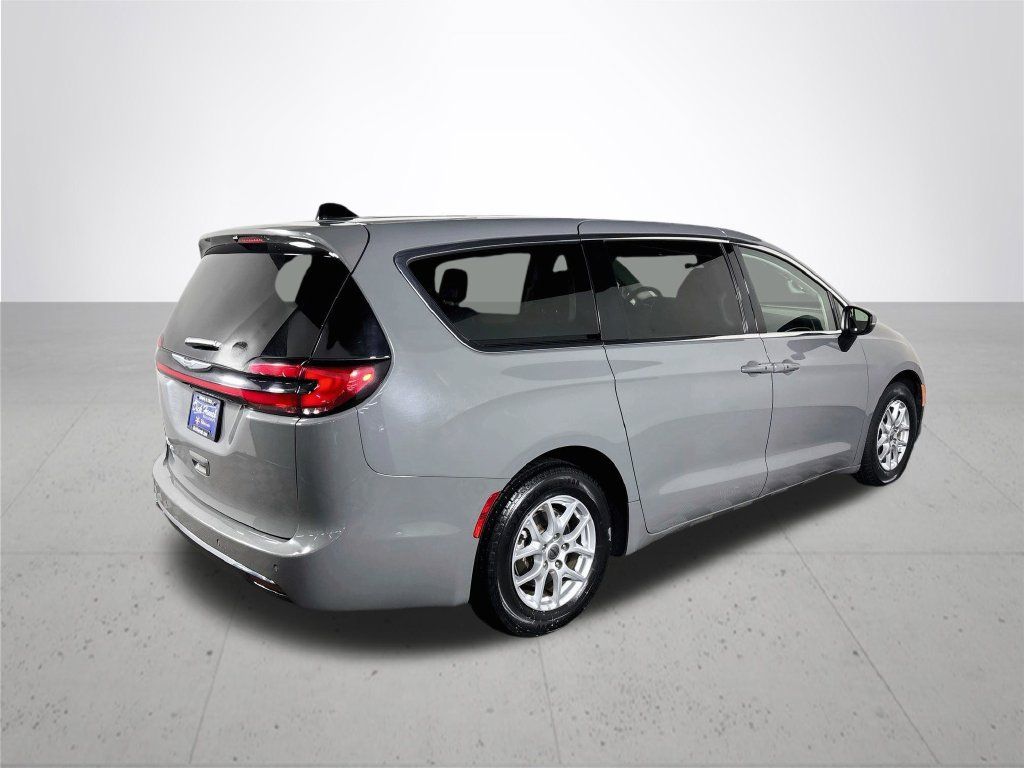 Used 2023 Chrysler Pacifica Touring-L FWD image 6