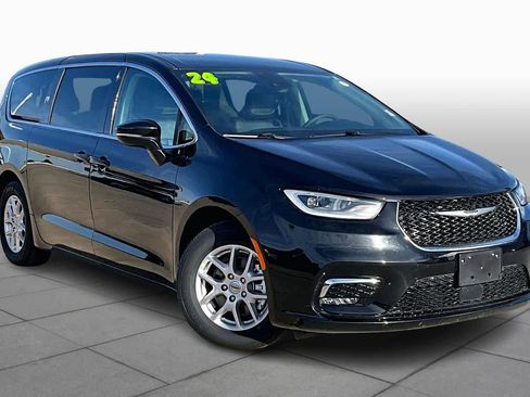 Certified 2024 Chrysler Pacifica Touring-L image 4