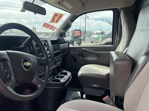 Used 2017 Chevrolet Express 3500 Extended RWD image 9
