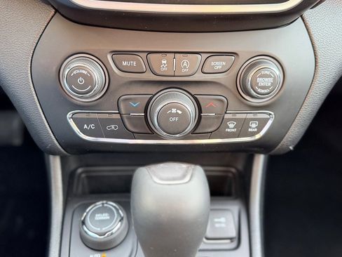 Used 2020 Jeep Cherokee Latitude Lux w/ Quick Order Package 26H Lux image 17