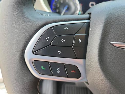 Used 2025 Chrysler Pacifica Select FWD image 18
