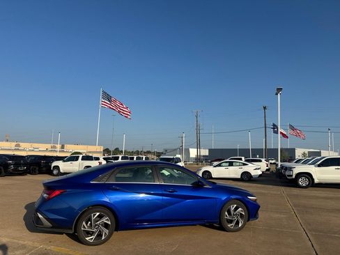 Used 2025 Hyundai Elantra SEL FWD image 23