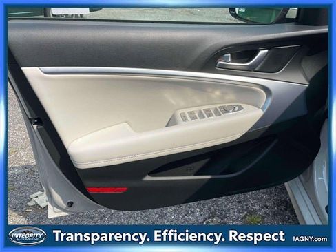 Used 2025 Genesis G70 2.5T image 16