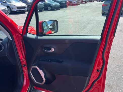 Used 2015 Jeep Renegade Latitude FWD image 9