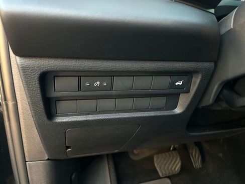 Used 2025 Mitsubishi Outlander SE image 18