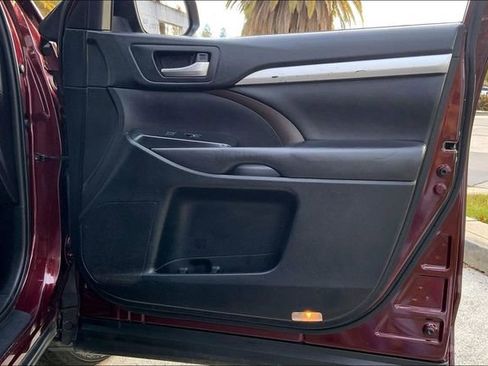 Used 2019 Toyota Highlander XLE image 24