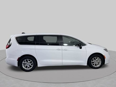 Used 2024 Chrysler Pacifica Touring-L FWD image 41