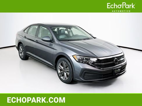 Used 2024 Volkswagen Jetta SE image 1