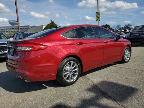 Used 2017 Ford Fusion SE w/ Fusion SE Technology Package image 6