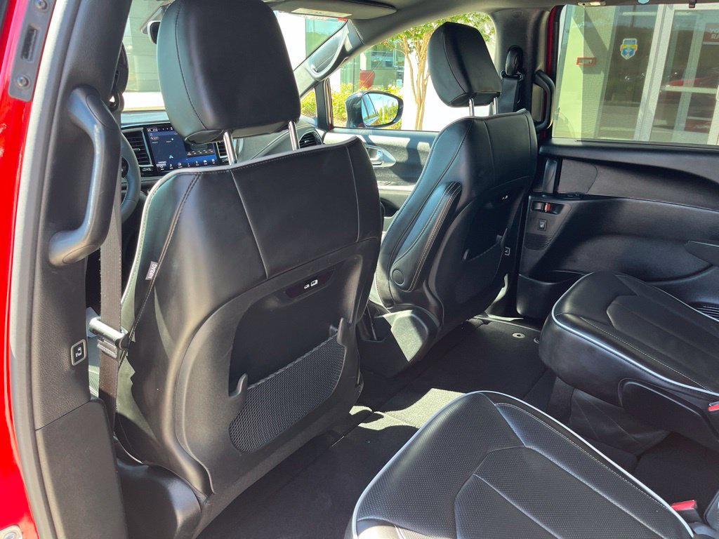 Used 2025 Chrysler Pacifica Limited FWD image 18
