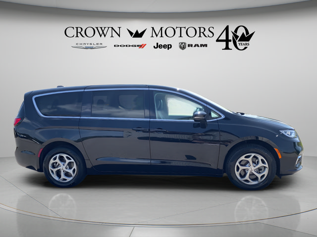 Used 2024 Chrysler Pacifica Limited w/ Trailer Tow Group AWD/4WD image 4