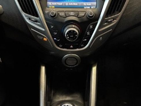 Used 2016 Hyundai Veloster image 27