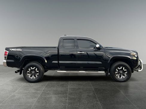 Used 2018 Toyota Tacoma SR5 RWD image 8