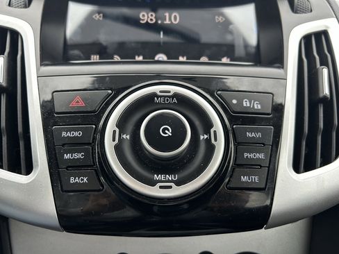 Used 2013 Ford Focus SE w/ SE Winter Pkg image 23