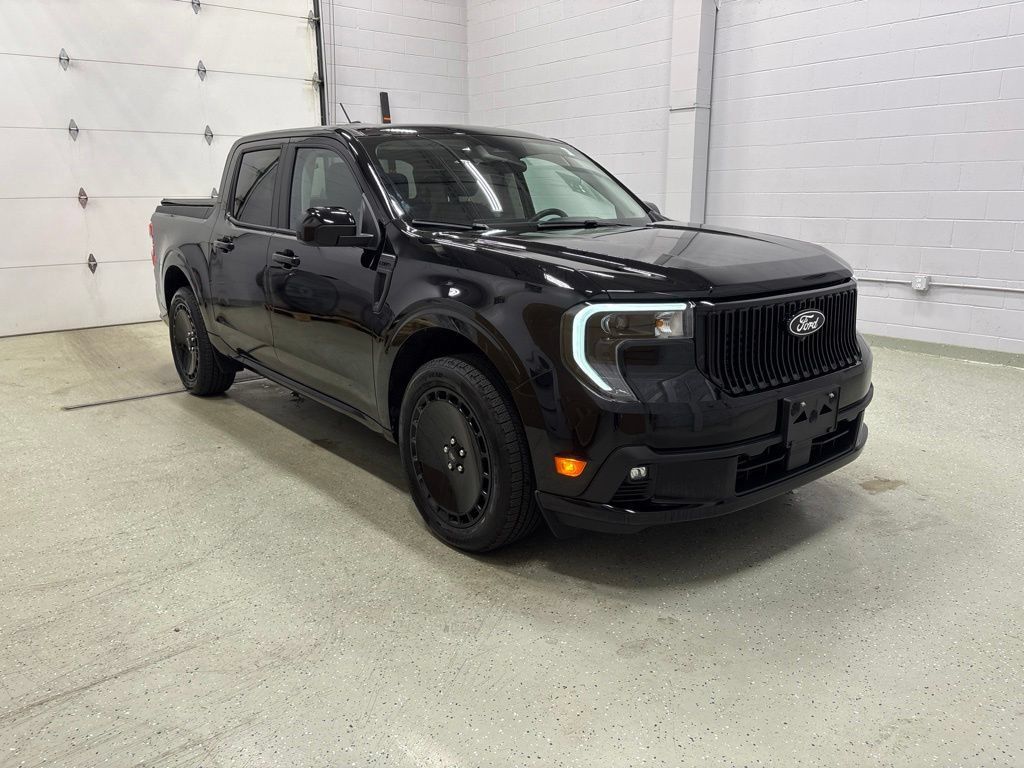 Used 2025 Ford Maverick Lobo AWD/4WD image 2