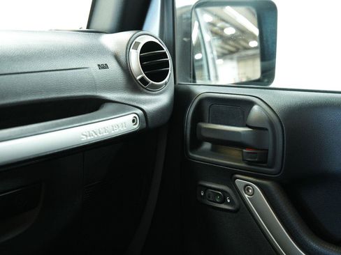 Used 2016 Jeep Wrangler Unlimited Sahara w/ Max Tow Package AWD/4WD image 44