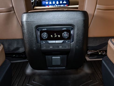 Used 2025 Chevrolet Suburban High Country image 22