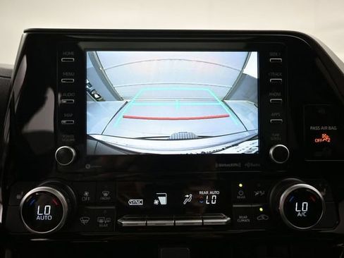 Used 2020 Toyota Highlander XLE AWD/4WD image 16