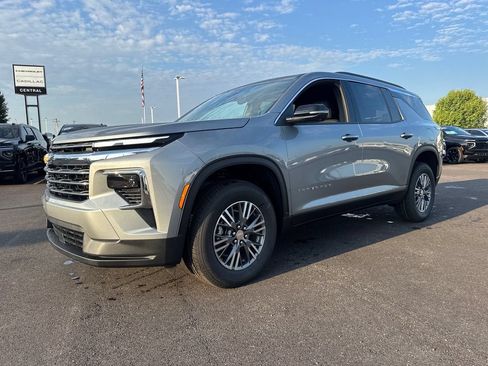 New 2026 Chevrolet Traverse LT w/ Driver Confidence Package AWD/4WD image 2