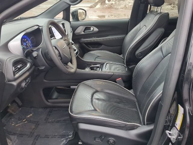 Used 2025 Chrysler Pacifica Limited FWD image 11