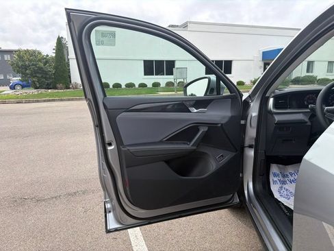 Used 2025 Volkswagen Tiguan SE AWD/4WD image 22