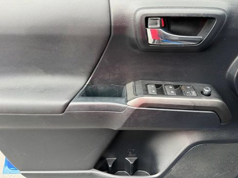 Used 2018 Toyota Tacoma TRD Off-Road AWD/4WD image 15